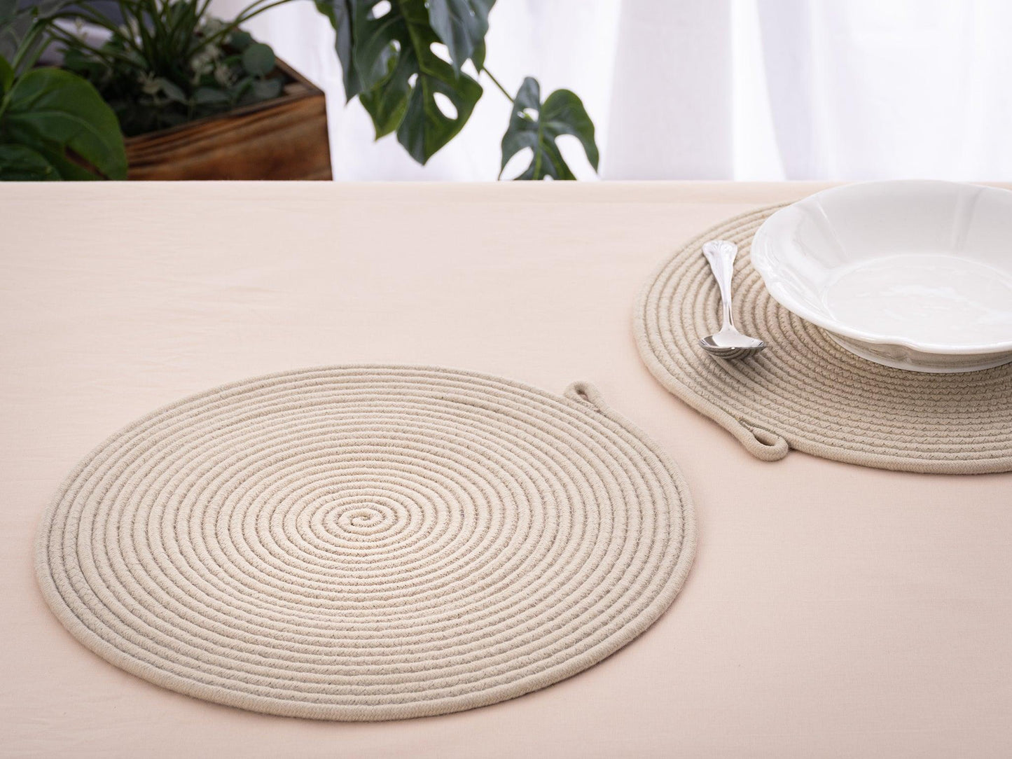 Set de Table Beige Multi-Usage 32cm - Décoratif, Protecteur, Élégant et Durable