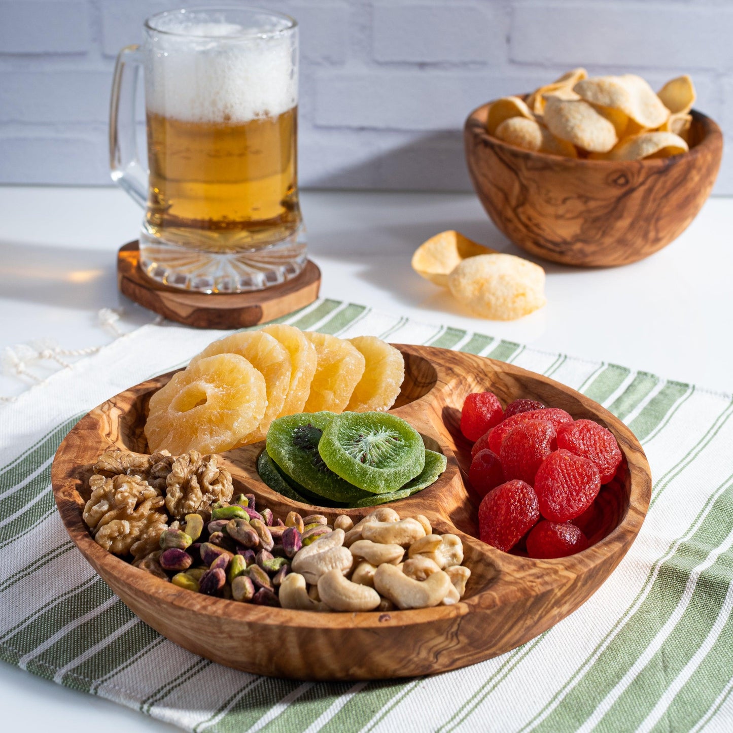 Assiette à snacks ronde en bois d'olivier avec compartiments