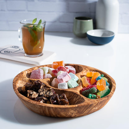 Assiette à snacks ronde en bois d'olivier avec compartiments