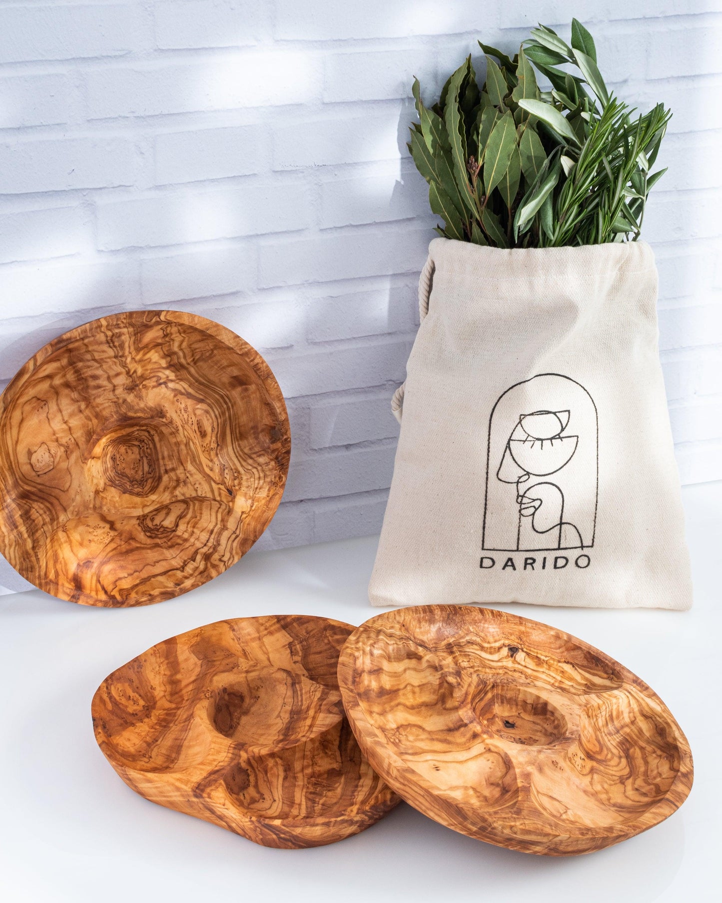 Assiette à snacks ronde en bois d'olivier avec compartiments